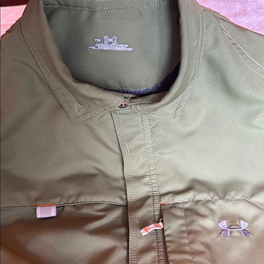 Under Armour Men's Green Lightweight Shirt.